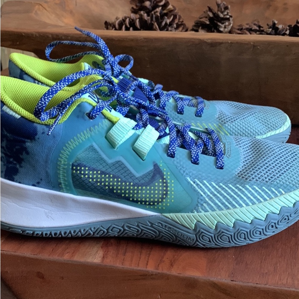 Men’s Nike Kyrie basketball shoes size 9.5
